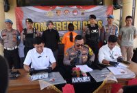 Kapolres Kebumen AKBP Eka Baasith Syamsuri, didampingi Kasatreskrim AKP Dwi Atma Yofi Wirabrata, menyampaikan hasil penyidikan dalam konferensi pers di Mapolres Kebumen, Kamis (20/11/2025).