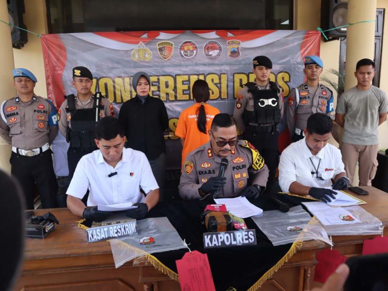 Kapolres Kebumen AKBP Eka Baasith Syamsuri, didampingi Kasatreskrim AKP Dwi Atma Yofi Wirabrata, menyampaikan hasil penyidikan dalam konferensi pers di Mapolres Kebumen, Kamis (20/11/2025).