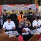 Kapolres Kebumen AKBP Eka Baasith Syamsuri, didampingi Kasatreskrim AKP Dwi Atma Yofi Wirabrata, menyampaikan hasil penyidikan dalam konferensi pers di Mapolres Kebumen, Kamis (20/11/2025).