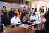 Polres Kebumen menggelar konferensi pers dugaan investasi bodong berkedok perusahaan New World Sport (NWS).  