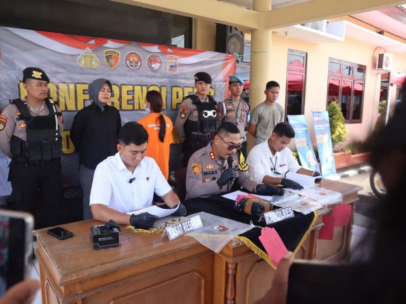 Polres Kebumen menggelar konferensi pers dugaan investasi bodong berkedok perusahaan New World Sport (NWS).  