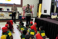 Puluhan siswa RA Ar Rahmah Jatiroto, Kecamatan Buayan, mengikuti kegiatan Polisi Sahabat Anak (Polsanak) yang digelar Satuan Lalu Lintas (Satlantas) Polres Kebumen.