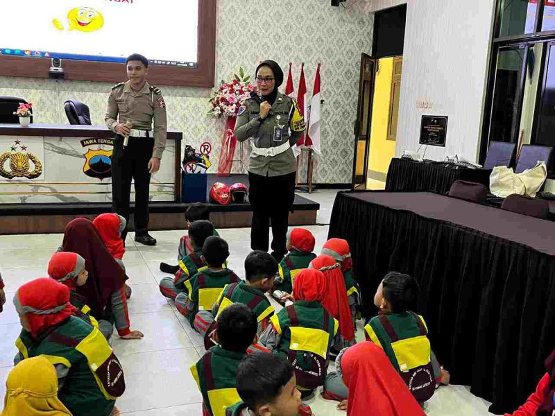 Puluhan siswa RA Ar Rahmah Jatiroto, Kecamatan Buayan, mengikuti kegiatan Polisi Sahabat Anak (Polsanak) yang digelar Satuan Lalu Lintas (Satlantas) Polres Kebumen.