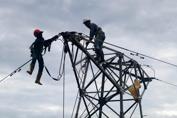 Petugas PLN saat melakukan pemeliharaan jaringan listrik.