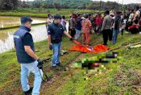 Petugas kepolisian saat melakukan olah TKP petani tertemper kereta api hingga meninggal dunia di Buayan Kebumen.