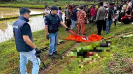 Petugas kepolisian saat melakukan olah TKP petani tertemper kereta api hingga meninggal dunia di Buayan Kebumen.