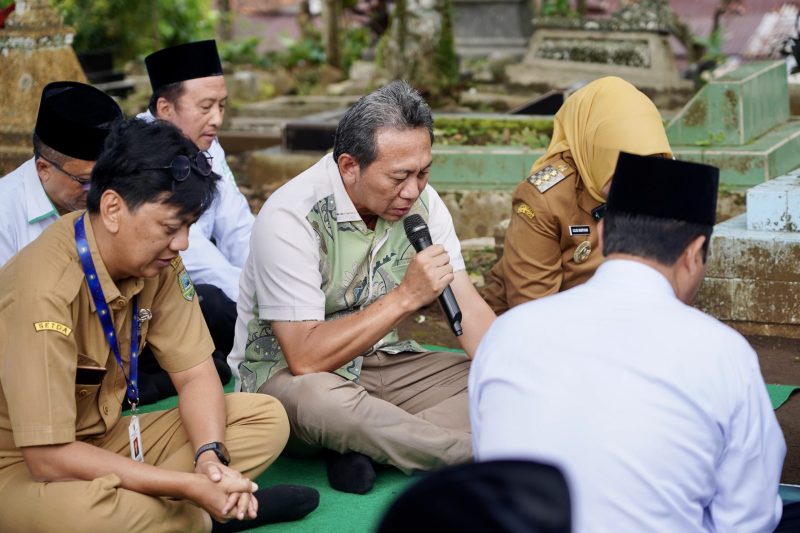 Menjelang HAB ke-80 Kemenag, Bupati Kebumen ziarah ke makam KH Abu Dardiri, tokoh asal Gombong yang mengusulkan lahirnya Kementerian Agama RI.