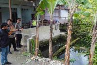 Pihak kepolisian melakukan olah TKP bocah berusia tiga tahun ditemukan meninggal dunia setelah tenggelam di kolam yang terletak tepat di depan rumahnya, Senin (1/12/2025).
