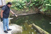 Polisi olah TKP bocah tiga tahun asal Desa Pakuran, Kecamatan Sruweng, yang ditemukan meninggal di kolam depan rumahnya, Senin (1/12/2025).