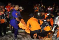 Tim gabungan berhasil menemukan korban hanyut di sungai Wonokromo, Desa Wonokromo, Kecamatan Alian, pada Kamis (4/12/2025) siang.