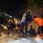 Tim gabungan saat mencari korban hanyut di sungai Wonokromo, Desa Wonokromo, Kecamatan Alian, pada Kamis (4/12/2025) siang.