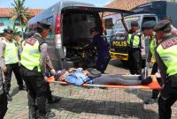 Polres Kebumen menggelar pelatihan tanggap bencana bagi warga di Kantor Kecamatan Karanganyar, Jumat (5/12/2025).