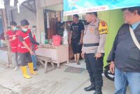 Petugas Kepolisian melakukan oleh TKP petani di Kebumen meninggal mendadak di depan warung Pasar Dorowati.