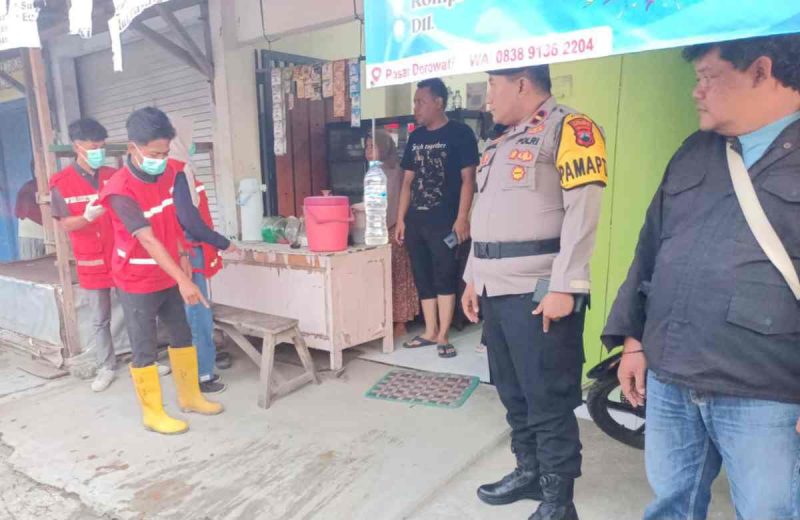 Petugas Kepolisian melakukan oleh TKP petani di Kebumen meninggal mendadak di depan warung Pasar Dorowati.