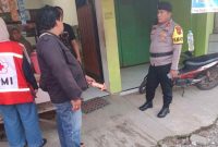 Petugas Kepolisian melakukan oleh TKP petani di Kebumen meninggal mendadak di depan warung Pasar Dorowati.