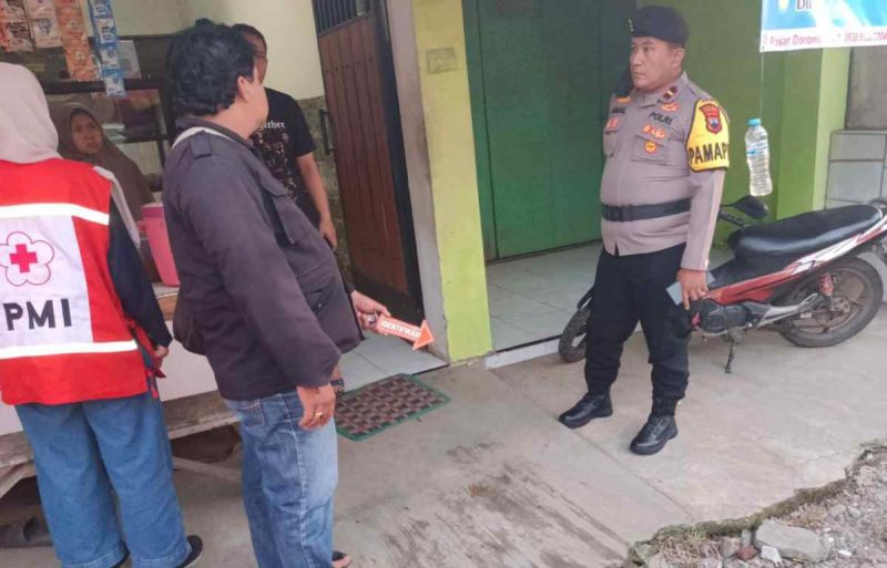 Petugas Kepolisian melakukan oleh TKP petani di Kebumen meninggal mendadak di depan warung Pasar Dorowati.
