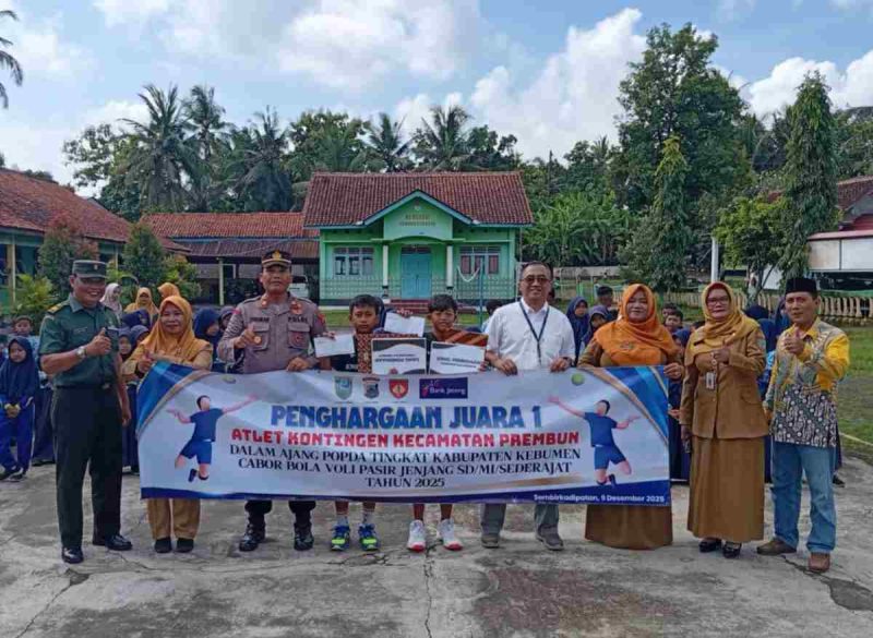 Dua siswa SD Negeri Sembirkadipaten, Kecamatan Prembun, mendapat penghargaan setelah meraih Juara I cabang olahraga voli pasir pantai tingkat Kabupaten Kebumen.