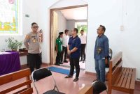 Kapolres Kebumen AKBP Eka Baasith Syamsuri turun langsung meninjau kesiapan sejumlah gereja di wilayah Kabupaten Kebumen, Senin (15/12/2025).