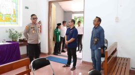 Kapolres Kebumen AKBP Eka Baasith Syamsuri turun langsung meninjau kesiapan sejumlah gereja di wilayah Kabupaten Kebumen, Senin (15/12/2025).