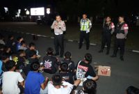 Petugas Polres Kebumen saat mengamankan remaja yang melakukan balap liar.