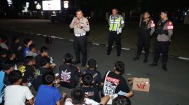 Petugas Polres Kebumen saat mengamankan remaja yang melakukan balap liar.
