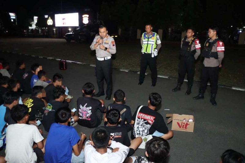 Petugas Polres Kebumen saat mengamankan remaja yang melakukan balap liar.