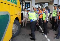 Satlantas Polres Kebumen saat melakukan ramp check di Terminal tipe  A Kebumen.