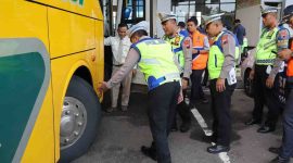 Satlantas Polres Kebumen saat melakukan ramp check di Terminal tipe  A Kebumen.
