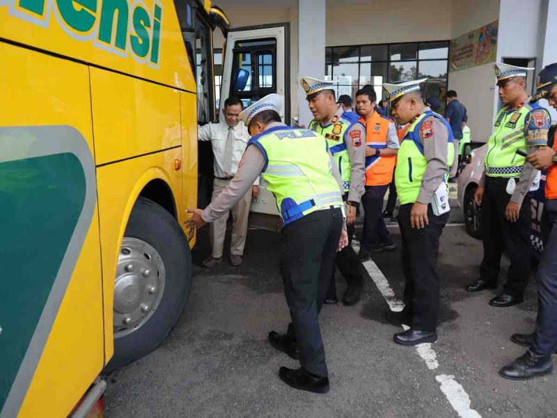 Satlantas Polres Kebumen saat melakukan ramp check di Terminal tipe  A Kebumen.