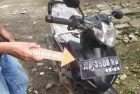 Petugas Polres Kebumen sat melakukan olah TKP penemuan warga meninggal dunia di area persawahan Desa Madureja, Kecamatan Puring, pada Kamis (18/12/2025) siang.