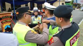 Polres Kebumen resmi menggelar Apel Operasi Lilin Candi 2025 di halaman Mapolres Kebumen, Jumat (19/12/2025).