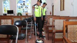 Petugas Polres Kebumen saat melakukan sterilisasi Gereja jelang Peringatan Natal 2025.