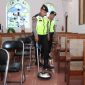 Petugas Polres Kebumen saat melakukan sterilisasi Gereja jelang Peringatan Natal 2025.