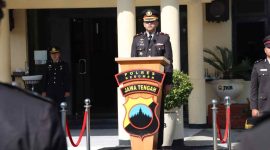 Polres Kebumen menggelar upacara peringatan Hari Ibu ke-97 di halaman Mapolres Kebumen, Senin (22/12/2025).