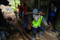 Petugas Polres Kebumen saat membantu mengevakuasi tanah longsor di rowokele.