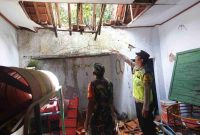 Sebagian atap bangunan di SD Negeri 2 Kritig, Kecamatan Petanahan, roboh pada Senin pagi (29/12/2025).