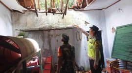 Sebagian atap bangunan di SD Negeri 2 Kritig, Kecamatan Petanahan, roboh pada Senin pagi (29/12/2025).