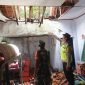 Sebagian atap bangunan di SD Negeri 2 Kritig, Kecamatan Petanahan, roboh pada Senin pagi (29/12/2025).