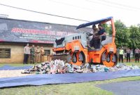 Polres Kebumen memusnahkan lebih dari seribu botol minuman keras berbagai merek yang disita selama pelaksanaan Operasi Lilin Candi 2025. 