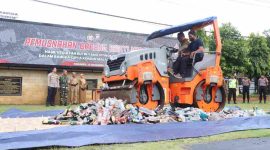 Polres Kebumen memusnahkan lebih dari seribu botol minuman keras berbagai merek yang disita selama pelaksanaan Operasi Lilin Candi 2025. 