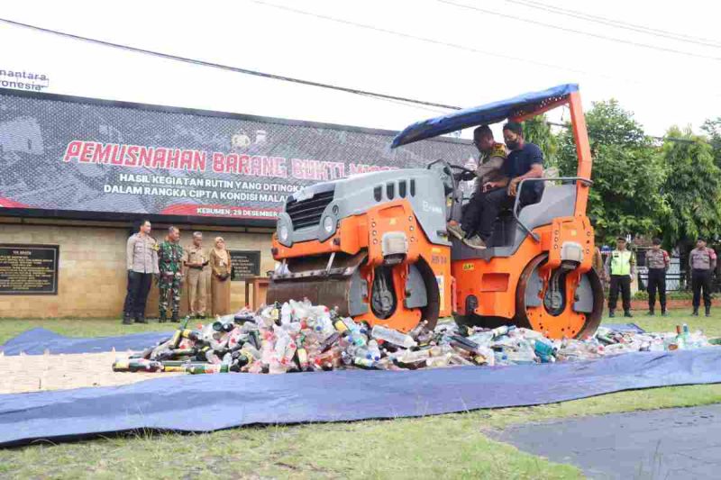 Polres Kebumen memusnahkan lebih dari seribu botol minuman keras berbagai merek yang disita selama pelaksanaan Operasi Lilin Candi 2025. 