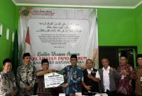 Kemenag Kebumen salurkan Rp215 juta bantuan kemanusiaan ke Sumatra, Banjarnegara, dan Kebumen. Dana dihimpun dari ASN melalui UPZ sebagai bentuk kepedulian sosial.