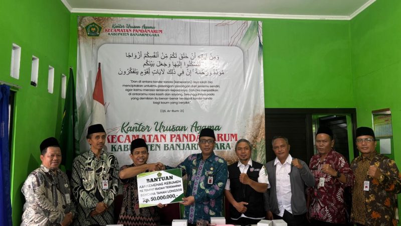 Kemenag Kebumen salurkan Rp215 juta bantuan kemanusiaan ke Sumatra, Banjarnegara, dan Kebumen. Dana dihimpun dari ASN melalui UPZ sebagai bentuk kepedulian sosial.