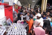 Pemkab Kebumen rayakan malam tahun baru dengan membagikan 20.000 porsi makanan gratis. Ribuan warga padati Kapal Mendoan, 234 PKL dilibatkan gerakkan ekonomi lokal.