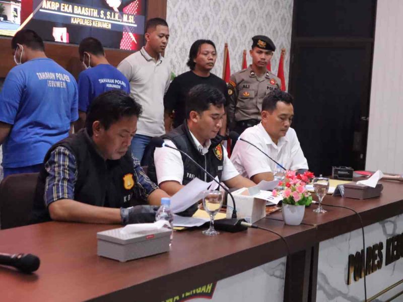 Kepala Satreskrim Polres Kebumen, AKP Dwi Atma Yofi Wirabrata, dalam konferensi pers yang digelar di Mapolres Kebumen, Jumat (2/1/2026).