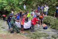 Petugas saat mengevakuasi remaja 15 tahun yang tewas tenggelam di Kedung Pakuran, Kebumen.