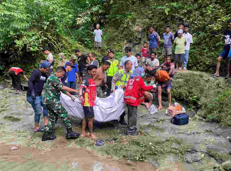Petugas saat mengevakuasi remaja 15 tahun yang tewas tenggelam di Kedung Pakuran, Kebumen.