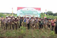 Polres Kebumen menggelar panen raya jagung kuartal IV Tahun 2025 di lahan binaan Polri milik masyarakat Desa Tanggulangin, Kecamatan Klirong, Kamis (8/1/2026).