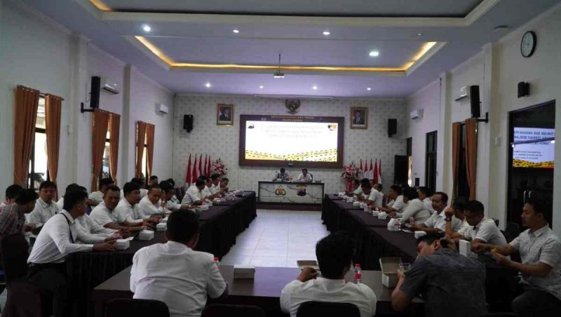 Polres Kebumen menggelar sosialisasi Kitab Undang-Undang Hukum Pidana (KUH Pidana) terbaru kepada para Kepala Unit (Kanit) Reserse Kriminal di lingkungan Polres Kebumen.