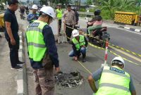 Petugas saat melakukan pengecekan jembatan amblas di Kebumen.